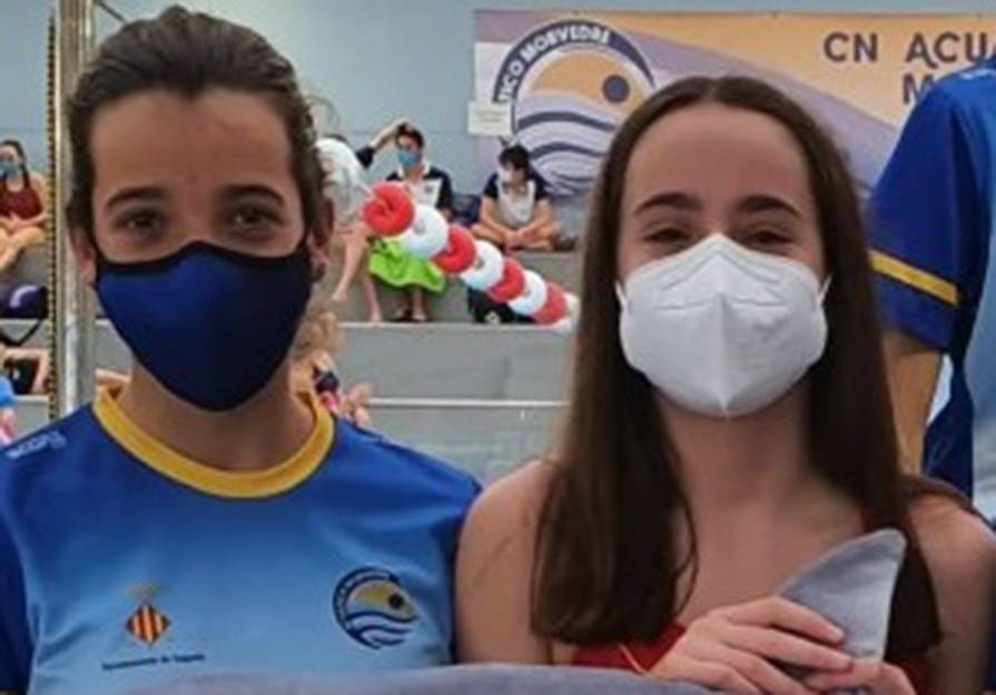 Las dos nadadoras del Acuático Morvedre, María Vicente y Judith Hergueta