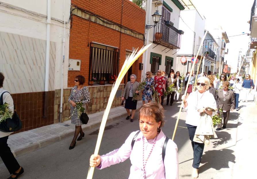 La procesión del Domingo de Ramos contó con numerosos participantes en Canet d’en Berenguer