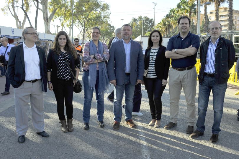 El alcalde de Sagunto, Francesc Fernández, junto a los concejales de la corporación en la inauguración de la Feria del Arte