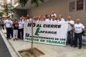 Los trabajadores de Lafarge se concentran frente al Mario Monreal ante la conferencia del conseller de Economía Rafael Climent