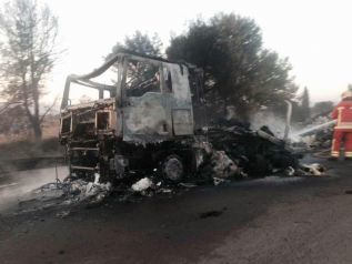 Un incendio de un camión corta la AP7 a su paso por Sagunto