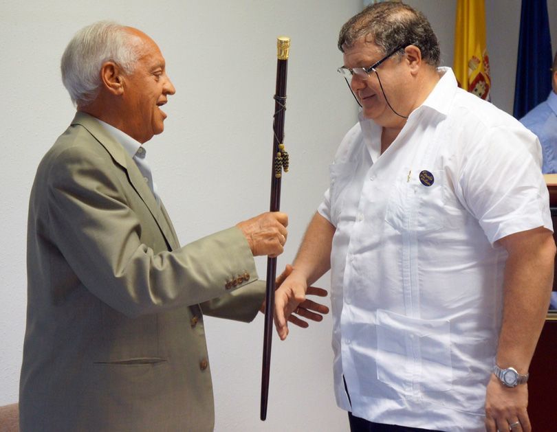 Rafael Mateu recibiendo la vara de mando como nuevo alcalde de Estivella