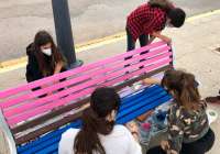El grupo de Jovescanet ha pintado uno de los bancos de la Plaza del Ayuntamiento con la bandera bisexual 