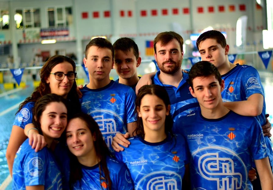 Los ocho nadadores locales que participaron en este campeonato (Foto: Jaume Pizarro)