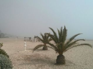 La zona de la playa ha amanecido cubierta de niebla