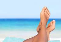 Aplicar protección solar en los empeines y plantas del pie, esencial para evitar lesiones en verano