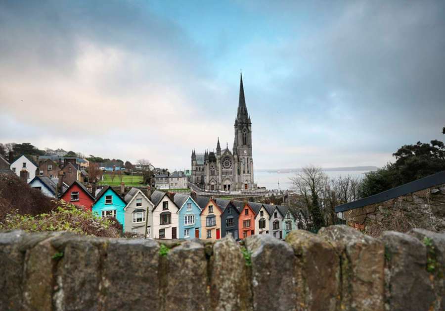La colorida ciudad portuaria de Cobh es uno de los destinos que puedes visitar en tren