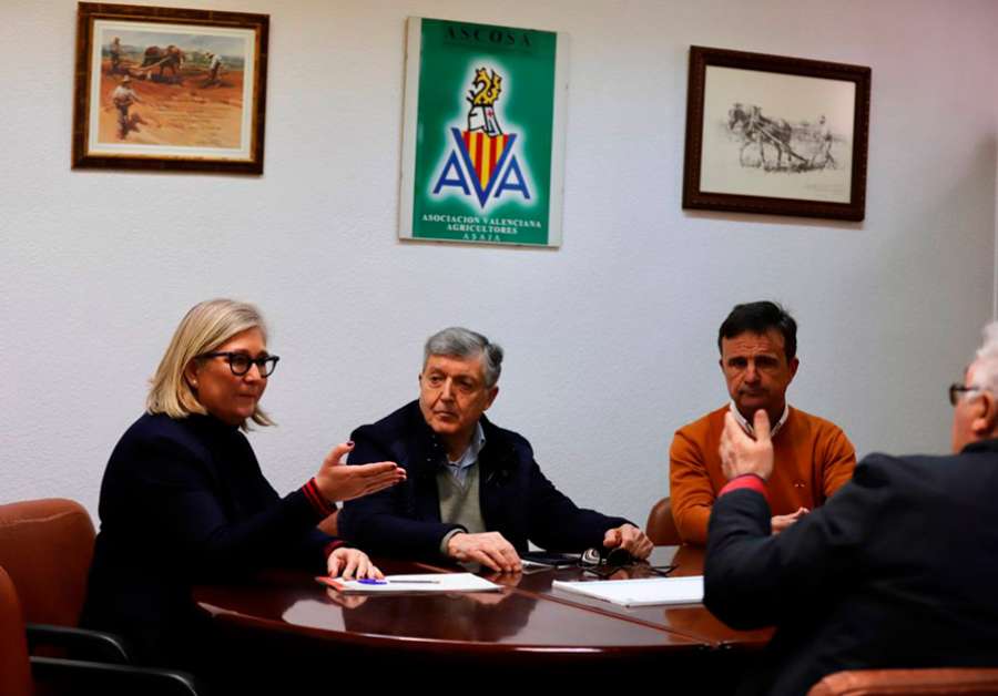 La síndica de CS en Les Corts junto a Salvador Montesinos y representantes de AVA-ASAJA