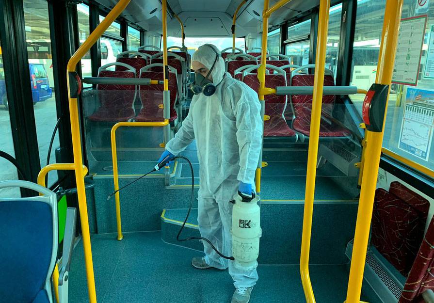 La limpieza y desinfección de los autobuses se intensifica para frenar la propagación del coronavirus