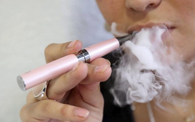 El Gobierno regula por primera vez productos relacionados con el tabaco, como cigarrillos electrónicos y las hierbas para fumar