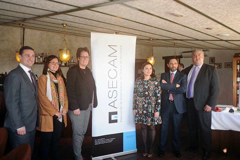 Mª José Mira y Teresa García con los representantes de ASECAM con su presidenta, Cristina Plumed, a la cabeza