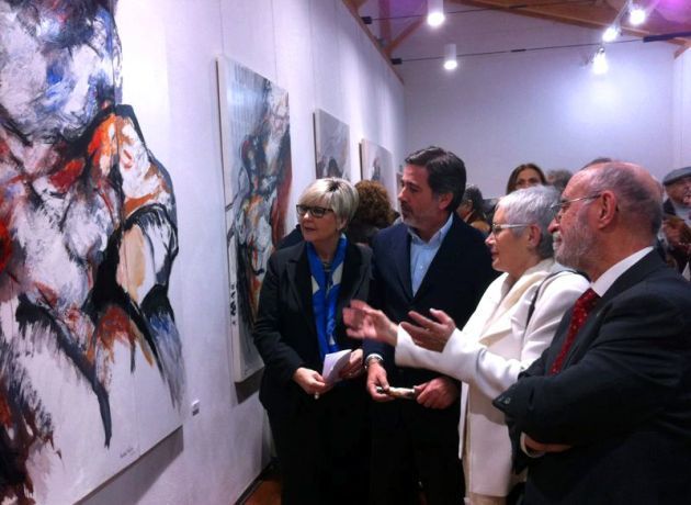 Castelló junto con la pintora en la inauguración de la exposición