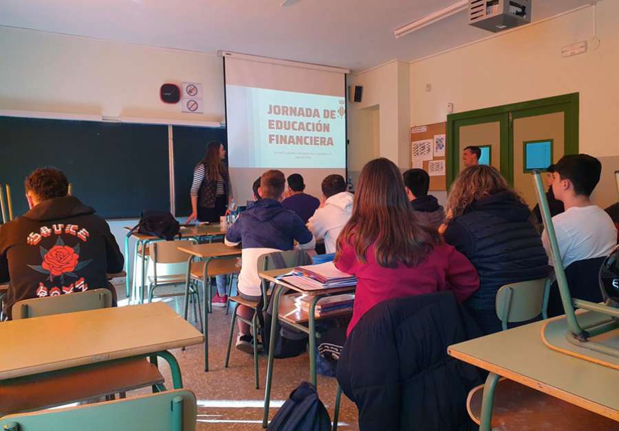 Se han realizado sesiones en cuatro centros educativos del municipio con estudiantes de ESO y Bachiller