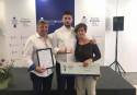 El cocinero de Puerto de Sagunto, Víctor Aliaga, junto a sus padres luciendo su segundo premio