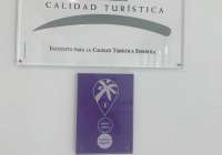 La placa del Punto Violeta Turístico ya luce en la Tourist Info de Canet