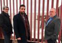 El alcalde de Sagunto, Darío Moreno, y el presidente de la APV, Aurelio Martínez, han visitado esta mañana el Pantalán para ver su estado