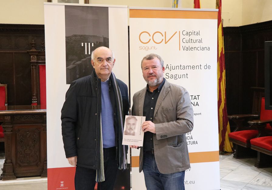 El escritor, Buenaventura Navarro, ha hecho entrega al alcalde de un libro homenaje a la figura de Juan Camarena