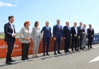 Foto de familia de todos los altos cargos y representantes de la multinacional alemana, en el acto de presentación de la gigafactoría, celebrado el cinco de mayo