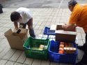 La PAH reparte alimentos entre los alumnos de La Pinaeta