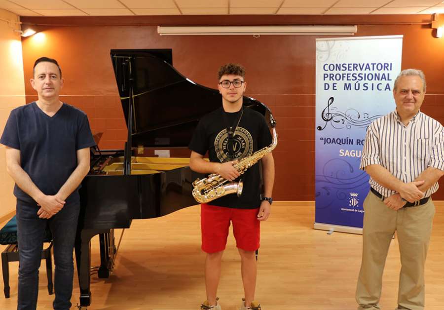 El joven músico, Enric Lozano Carpena, ha recibido estos dos reconocimientos