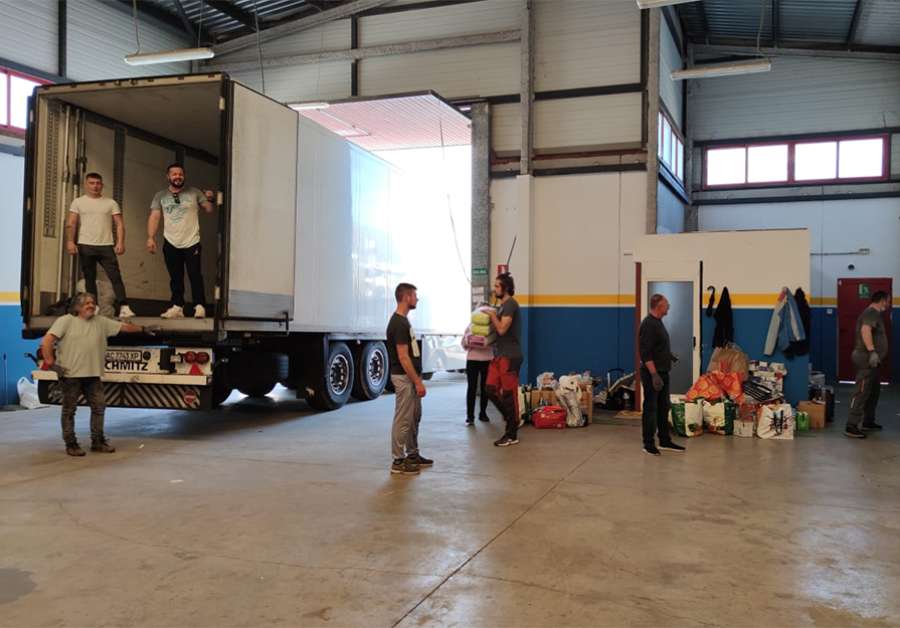 Momento en el que se carga el primer camión con alimentos y material sanitario que saldrá para Ucrania