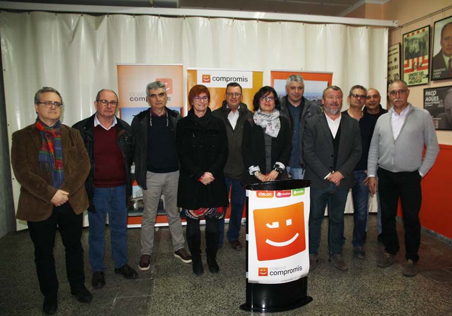 La diputada Teresa García junto a representantes municipales y comarcales de Compromís