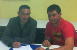 Santaeulalia firmando el contrato con el presidente de El Palleter