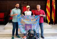 Recepción en Sagunto al caminante que está dando la vuelta a España para apoyar a los niños con cáncer