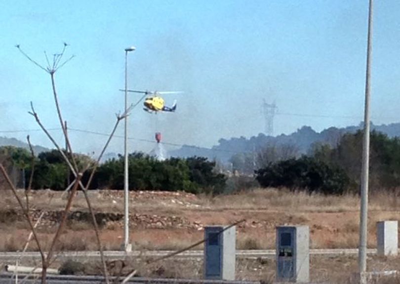 Un helicóptero trabajando en las labores de extinción del fuego
