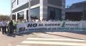 Los trabajadores de Lafarge desplegan una gran pancarta en la inauguración del nuevo centro comercial