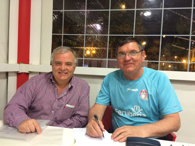 Momento de la firma de la renovación entre el presidente del club, Juanjo Bataller, y el técnico croata Nikola Milos