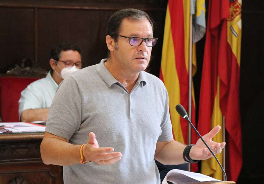 El portavoz del PP, Sergio Muniesa, presentó la moción en el pleno celebrado este jueves