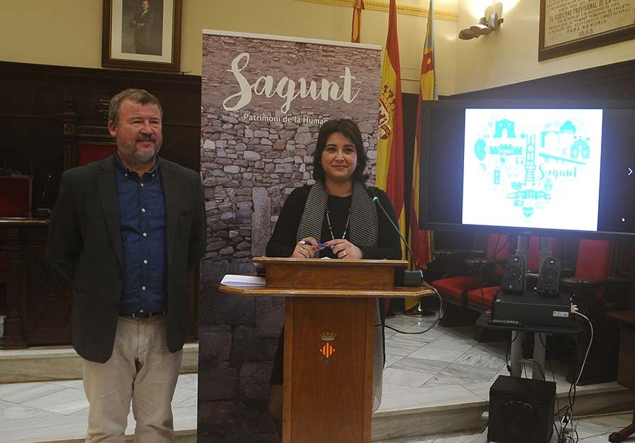 El alcalde de Sagunto, Francesc Fernández, y la concejala de Turismo, Natalia Antonino, durante la rueda de prensa ofrecida esta mañana