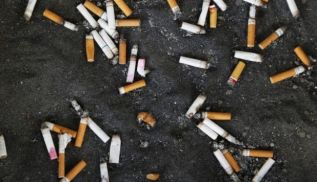 Entidades médicas piden multar a los fumadores que tiren las colillas en la vía pública
