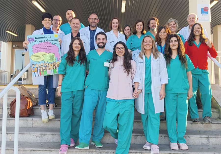 Integrantes del servicio de cirugía del Hospital de Sagunto con el cartel de las jornadas