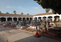 El Ayuntamiento de Sagunto mantiene desde hace años algunas sepulturas hundidas en el cementerio del Puerto