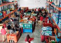 Voluntarios del Centro Solidario de Alimentos de Sagunto trabajando durante la pandemia en su almacén central