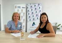 Cristina Plumed firmando el convenio de colaboración con la fundadora de la EMHA