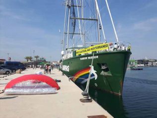 El Consejo Asesor de Medio Ambiente visita el barco Rainbow Warrior de Greenpeace