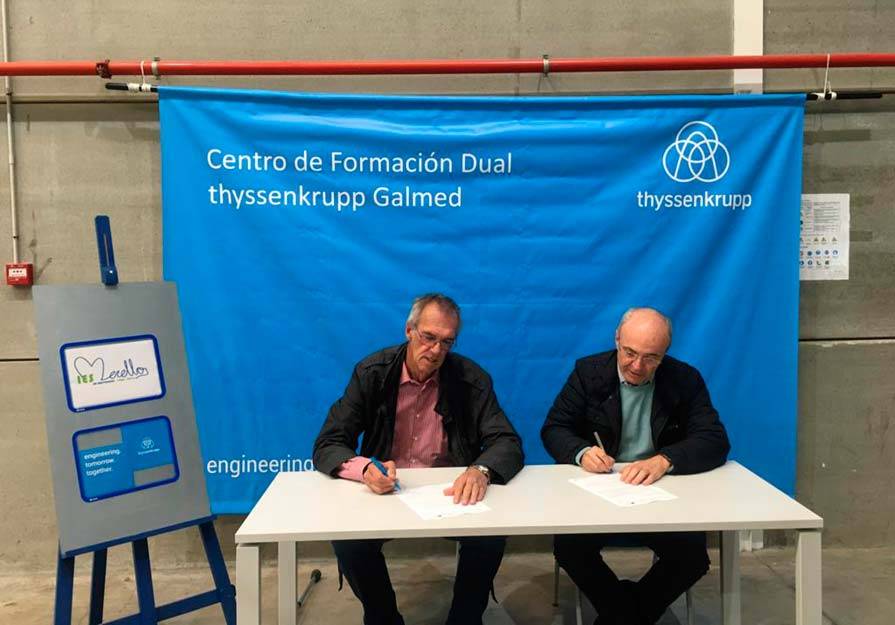 El responsable del proyecto de Formación Dual de esta planta, Wolfgang Born, junto al director de este centro escolar, Vicente Tomás, firmaron el convenio 