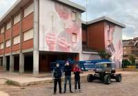 El artista Taquen finaliza su obra del Festival Més Que Murs en la fachada del CEIP Vilamar