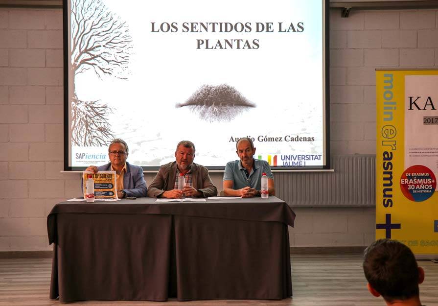 La primera de las charlas se ha impartido en el IES María Moliner de Puerto de Sagunto