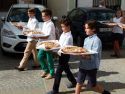 Los niños de Algar del Palancia portando dulces uno de los días de celebración
