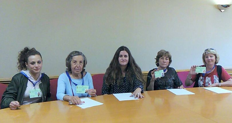 La concejala de Sanidad, María Giménez, junto a voluntarias de Colonias Felinas