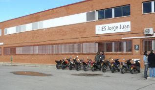 El IES Jorge Juan está situado al lado del polidertivo internúcleos