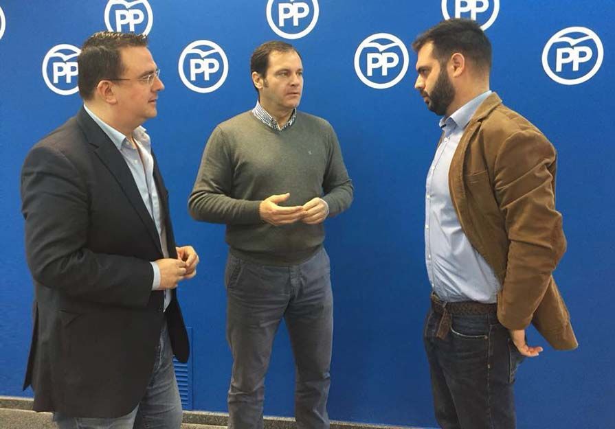 El portavoz del PP, Sergio Muniesa, junto a los diputados provinciales Miguel Bailach y Modesto Martínez