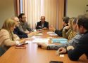En nacionalista Pepe Gil, al fondo de la imagen, presidiendo la reunión con Decathlon y Grupo Lar