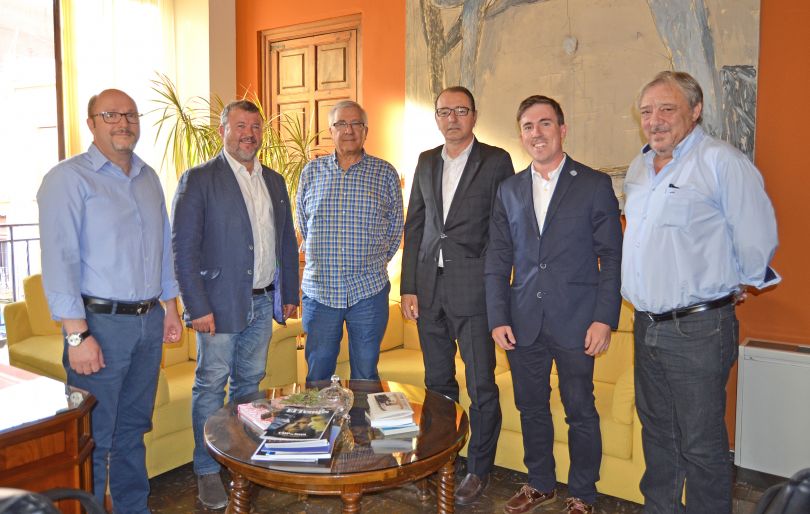 El alcalde de Sagunto, Francesc Fernández, junto a los representantes de la cofradía saguntina