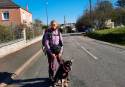 La profesora belga Annie Timmermans y su perra Dax en una de las etapas de su viaje