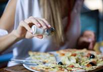 Expertos recomiendan redudir el consumo de sal en los alimentos